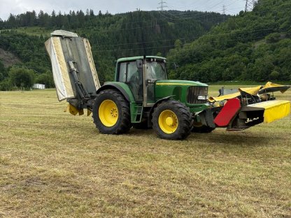 Bild 3:Pöttinger Mähwerke mit Aufbereiter