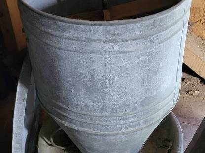 Bild 2:Schweinefütterung