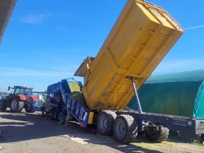 Bild 2:Silomais in Rundballen