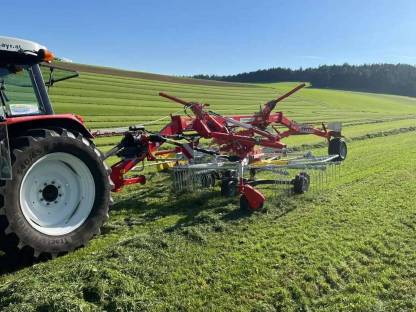 Bild 2:Seitenschwader Pöttinger Top 812 im Neuzustand