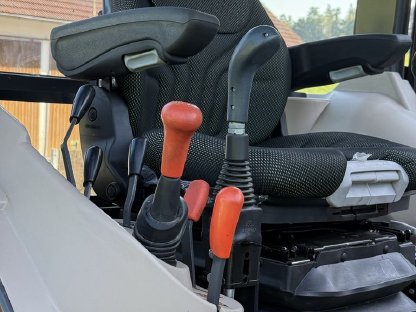 Bild 7:Traktor Kubota 6040