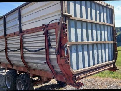 Bild 2:Abschiebewagen, Hackgutanhänger, Kratzbodenanhänger