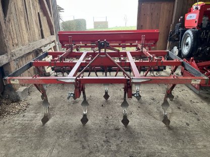 Bild 2:Pöttinger Synkro 300, mit und ohne Flügelschare