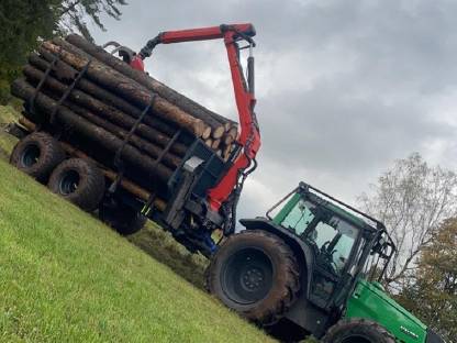 Bild 6:Valtra 6750 HI, Lochner Rückewagen