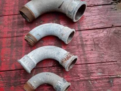 Bild 3:Gebrauchte Bogen, T-Stücke, Reduzierstücke, Verschraubungen