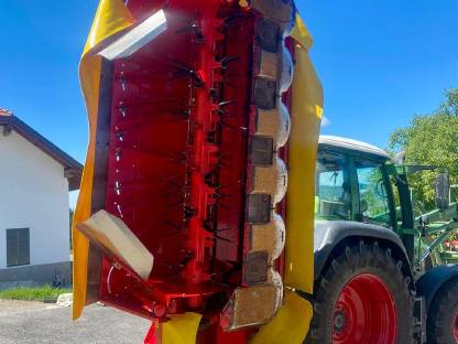 Bild 5:Pöttinger Novacat 265H mit Aufbereiter