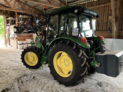 Bild 2:John Deere 5075E mit Hauer Frontlader