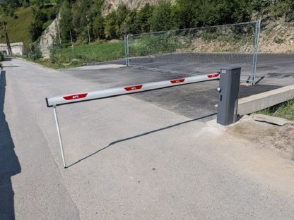 Bild 2:Schrankenanlage, el. Schranke