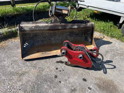 Bild 3:Takeuchi TB145 TB250 hydr. Böschungslöffel Martin