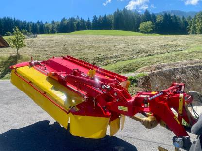 Bild 8:Pöttinger Novacat 265H mit Aufbereiter