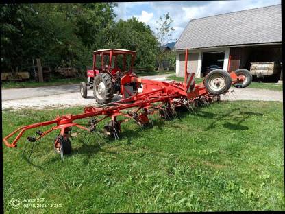 Bild 6:Kuhn Kreiselheuer mit Transportfahrwerk, GF 8501 TO