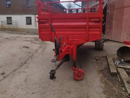 Bild 4:Pöttinger Miststreuer