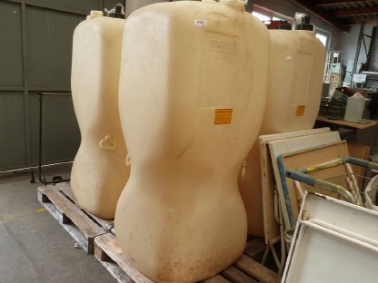 Bild 2:Vier Kunststofftanks à 700 l