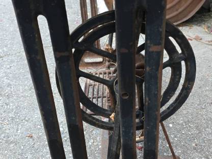 Bild 2:Alte Singer Nähmaschine