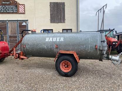 Bild 2:Bauer Güllefass