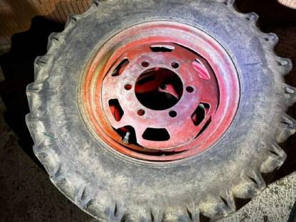 Bild 9:Unimog 411 401 Felgen mit Reifen