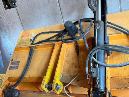 Bild 4:Selbstladestreugerät Lesnik (Walzenstreuer)