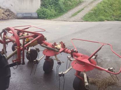 Bild 3:Kreiselwender Pöttinger Hit 40