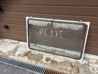 Bild 2:Massey Ferguson 135 Frontscheibe