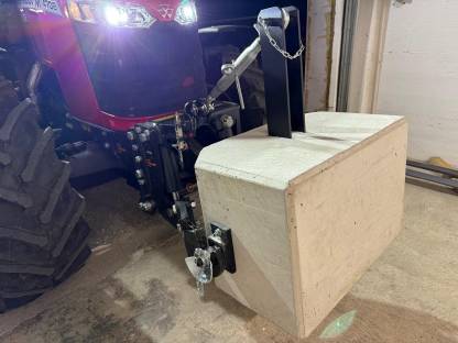 Bild 2:Traktorgewicht, Frontgewicht, Heckgewicht ca. 400 kg KAT 2