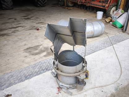 Bild 3:Heugebläse mit Rotationsverteiler Express 0-401