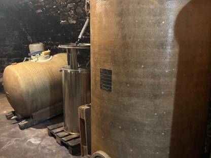 Bild 9:Diverse Kellereigeräte und Tanks