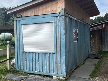 Bild 2:Baucontainer mit Dach