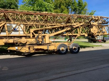 Bild 7:Baukran Potain mit Transportachsen, Turmdrehkran, Hochkran, Modell 350A