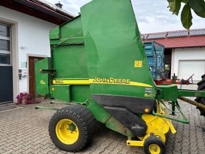 John Deere 592 Maxi Cut Rundballenpresse