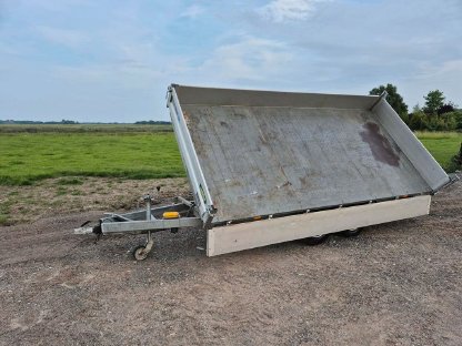 Bild 3:Unsinn Dreiseitenkipper / Maschinentransporter UDK 4220 3,5t
