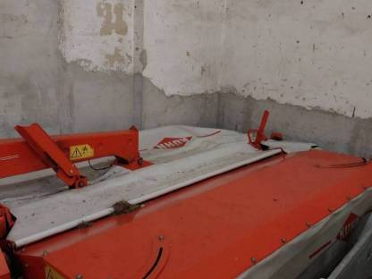 Bild 3:Kuhn Heckmähwerk mit Aufbereiter Liftcontrol