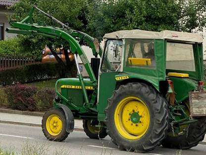John Deere 1020 S mit Frontlader