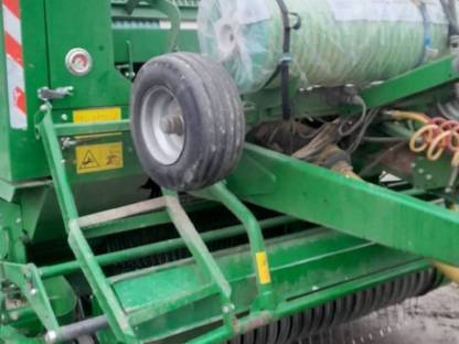 Bild 6:Rundballenpresse McHale F550