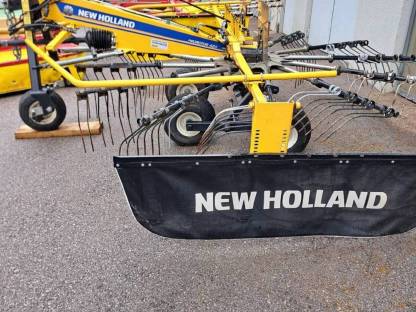 Bild 3:Schwader New Holland 420