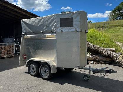 Bild 3:Alpaka-Pferdeanhänger