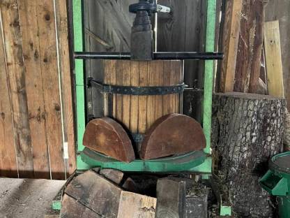 Bild 2:Alte Mostpresse