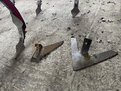 Bild 3:Pöttinger Synkro 300, mit und ohne Flügelschare