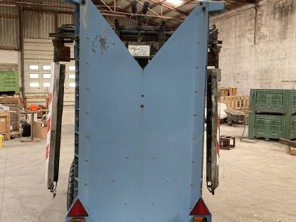 Bild 2:Weingartenspritze Ideal mit Überzeilengestänge 1.500 l