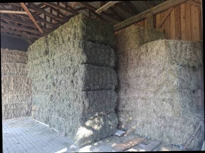 Bild 3:Bio-Heuballen und Bio-Krummetballen