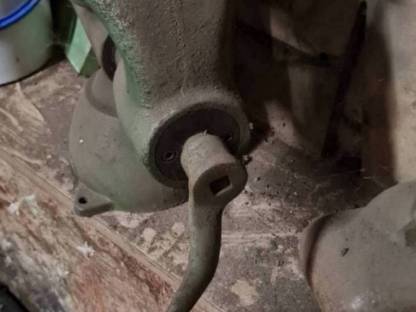 Bild 3:Massiver Schraubstock mit Kugelgelenk, drehbar