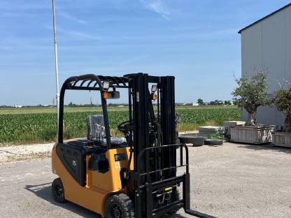 Bild 2:1,5 t Elektrostapler Triplexmast 25 Bstd.