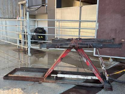 Bild 2:Autohebebühne