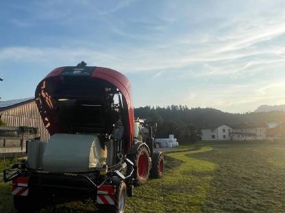 Bild 2:Ballen pressen