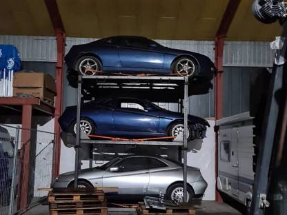 Bild 2:Stapelgestelle für Autos