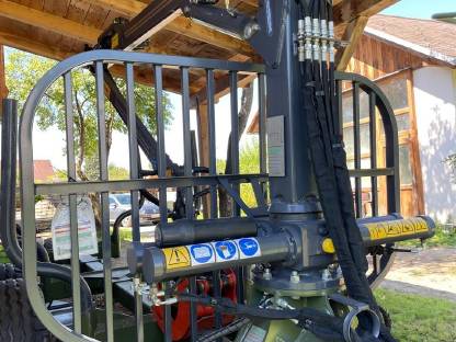 Bild 2:Farma T7 Rückewagen