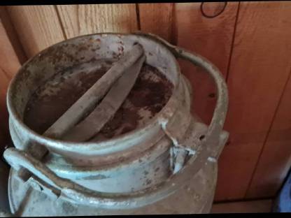 Bild 2:Alte Milchkannen