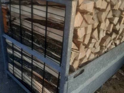 Frisch gespaltene Meterscheiter Buche zum Aufbewahren