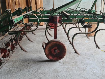 Bild 6:Federzinkengrubber Grubber Kultivator (Efka Klausing)