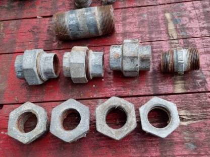 Bild 2:Gebrauchte Bogen, T-Stücke, Reduzierstücke, Verschraubungen