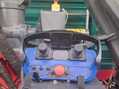 Bild 3:Pühringer Tandem-Dreiseitenkipper mit Kran Farma Z8.0 Bigab